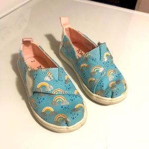 Toddler girls Tom’s rainbow cloud shoes